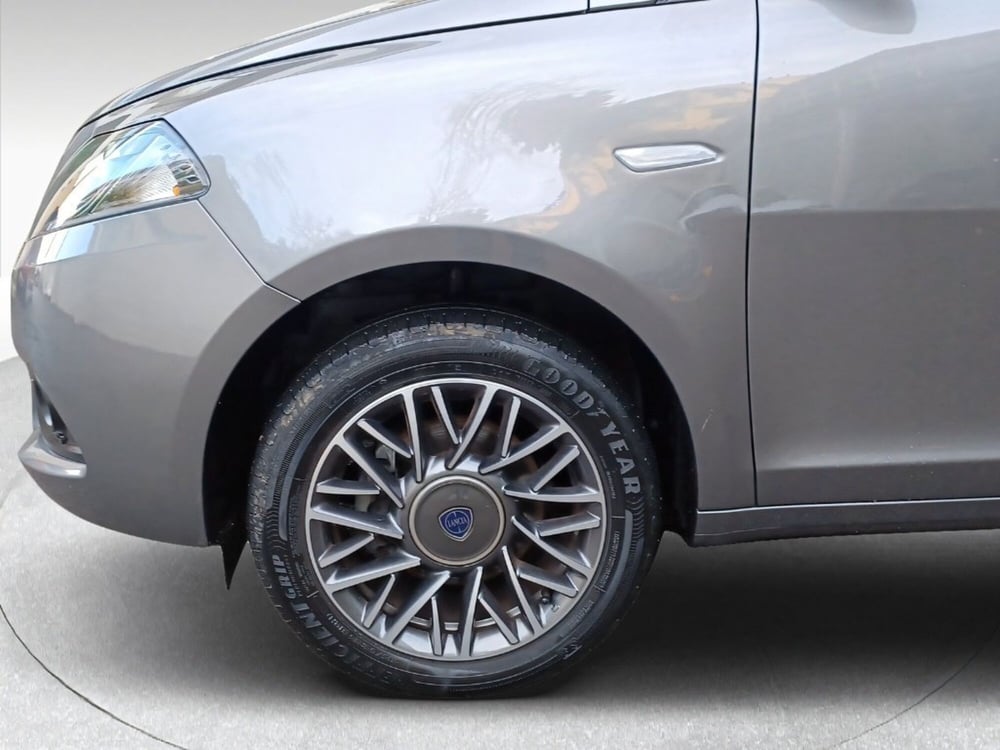Lancia Ypsilon usata a Pisa (4)