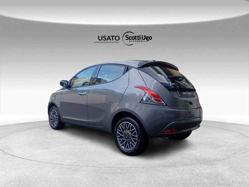 Lancia Ypsilon usata a Pisa (6)