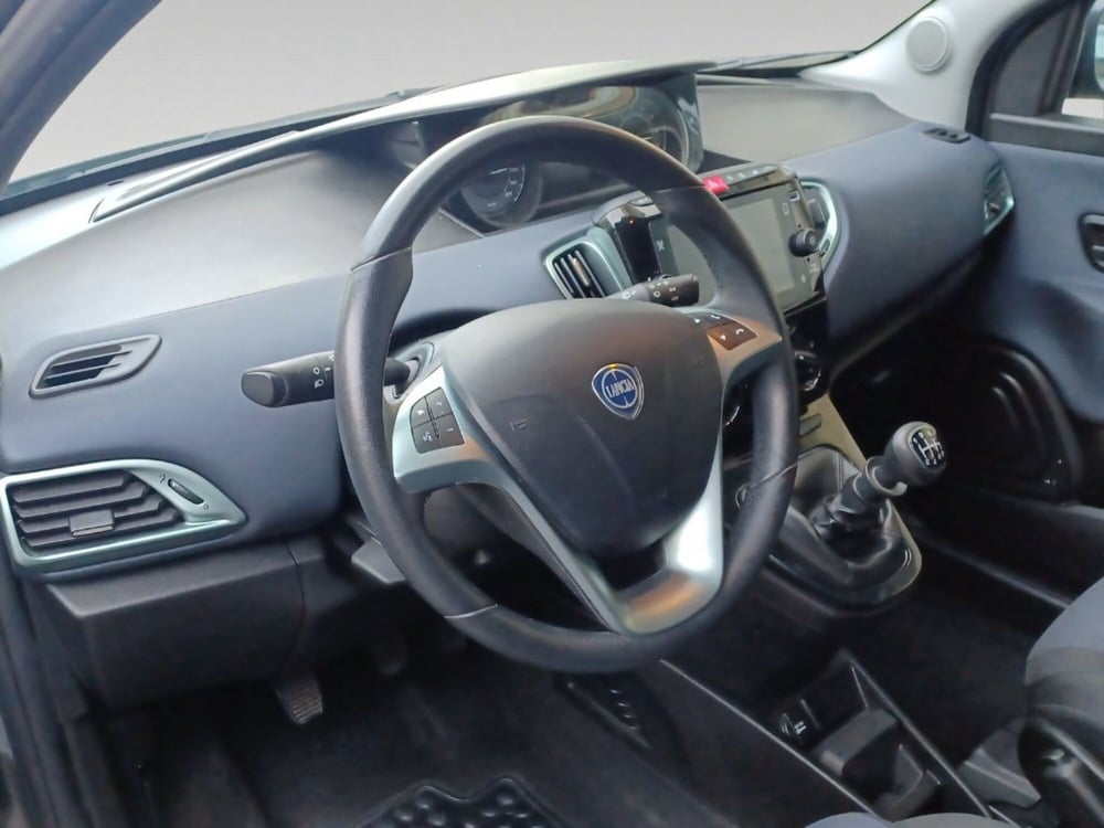 Lancia Ypsilon usata a Pisa (9)