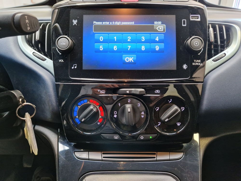 Lancia Ypsilon usata a Varese (11)