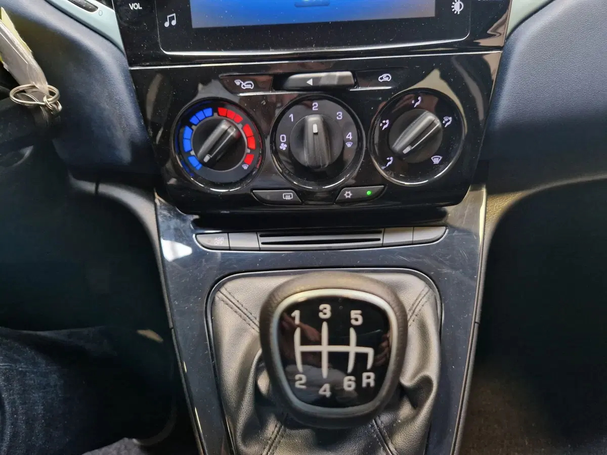Lancia Ypsilon usata a Varese (12)