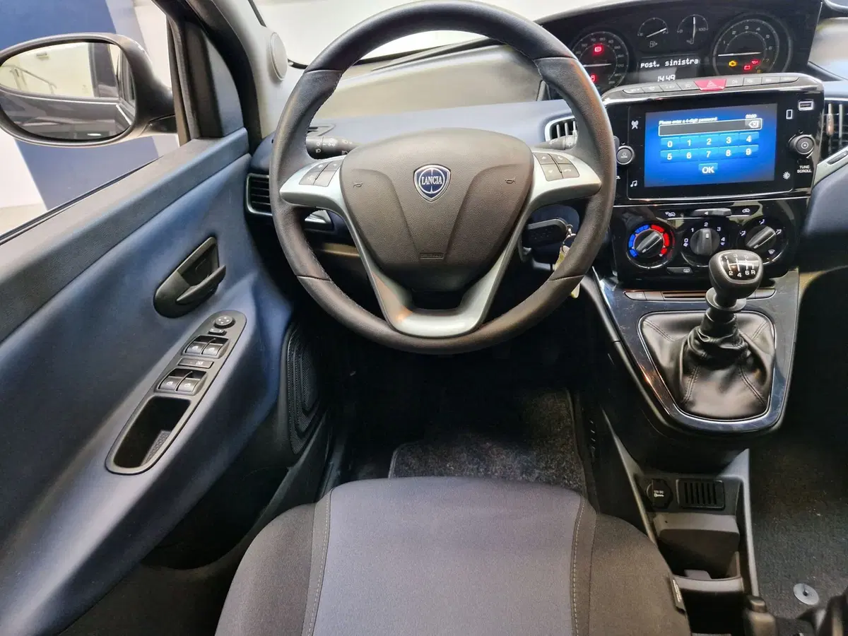 Lancia Ypsilon usata a Varese (9)