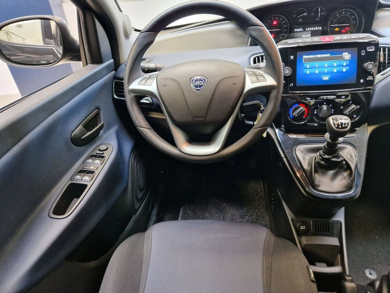 Lancia Ypsilon usata a Varese (9)