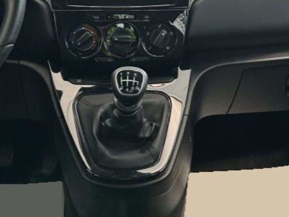 Lancia Ypsilon usata a Salerno (12)