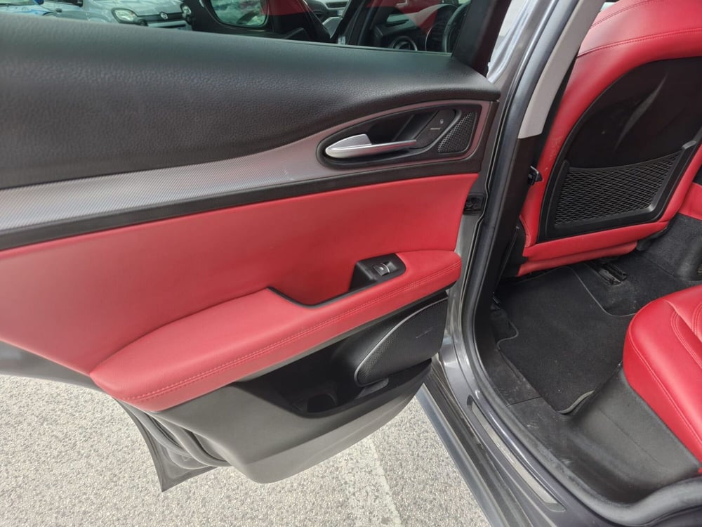 Alfa Romeo Stelvio usata a L'Aquila (11)