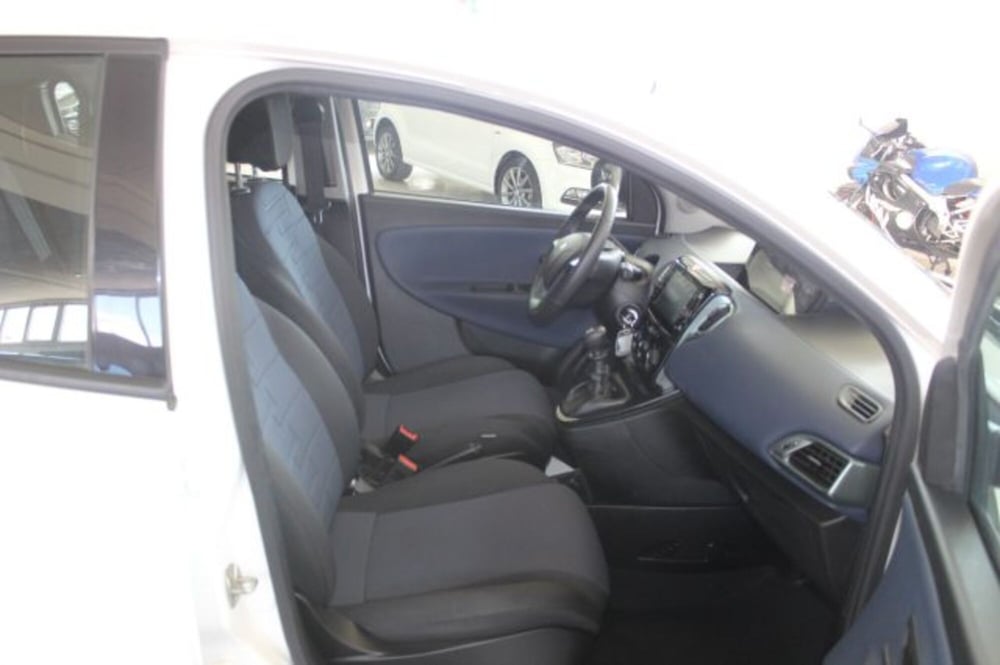 Lancia Ypsilon usata a Terni (8)