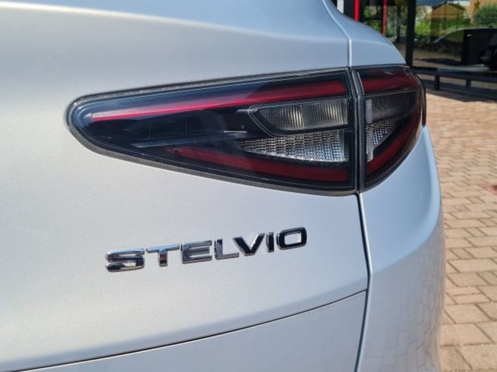 Alfa Romeo Stelvio nuova a Monza e Brianza (15)
