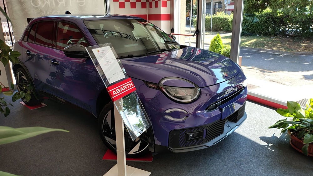 Abarth 600e nuova a Milano (2)