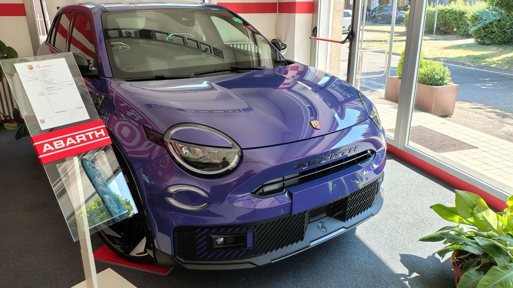 Abarth 600e nuova a Milano (3)