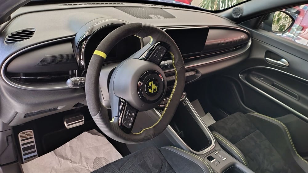 Abarth 600e nuova a Milano (4)
