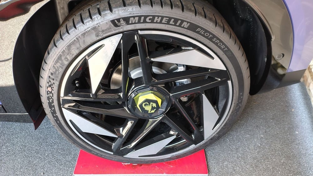 Abarth 600e nuova a Milano (6)