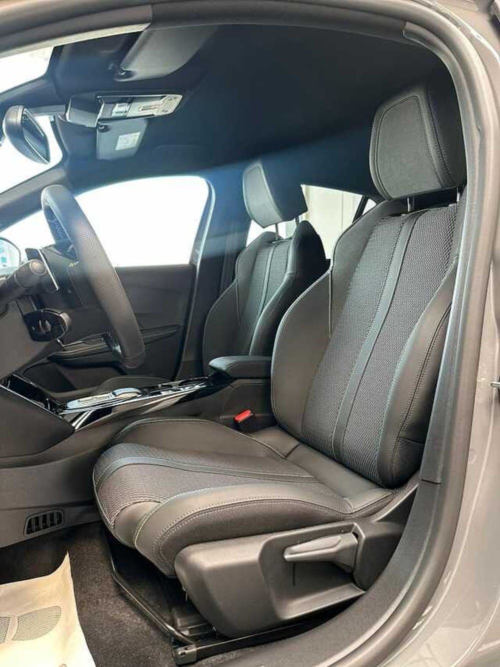Peugeot 208 nuova a Venezia (13)