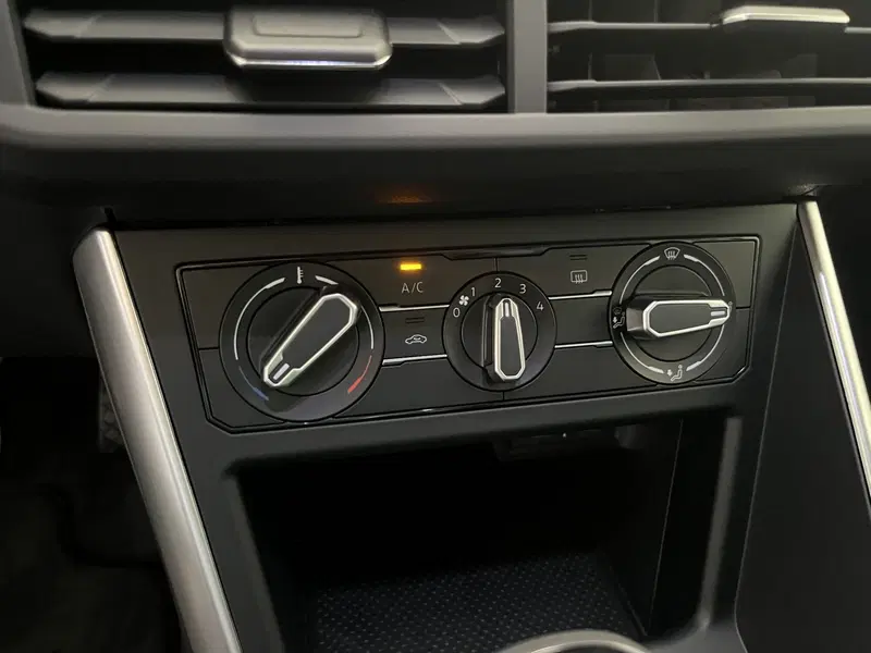 Volkswagen Taigo nuova a Avellino (13)
