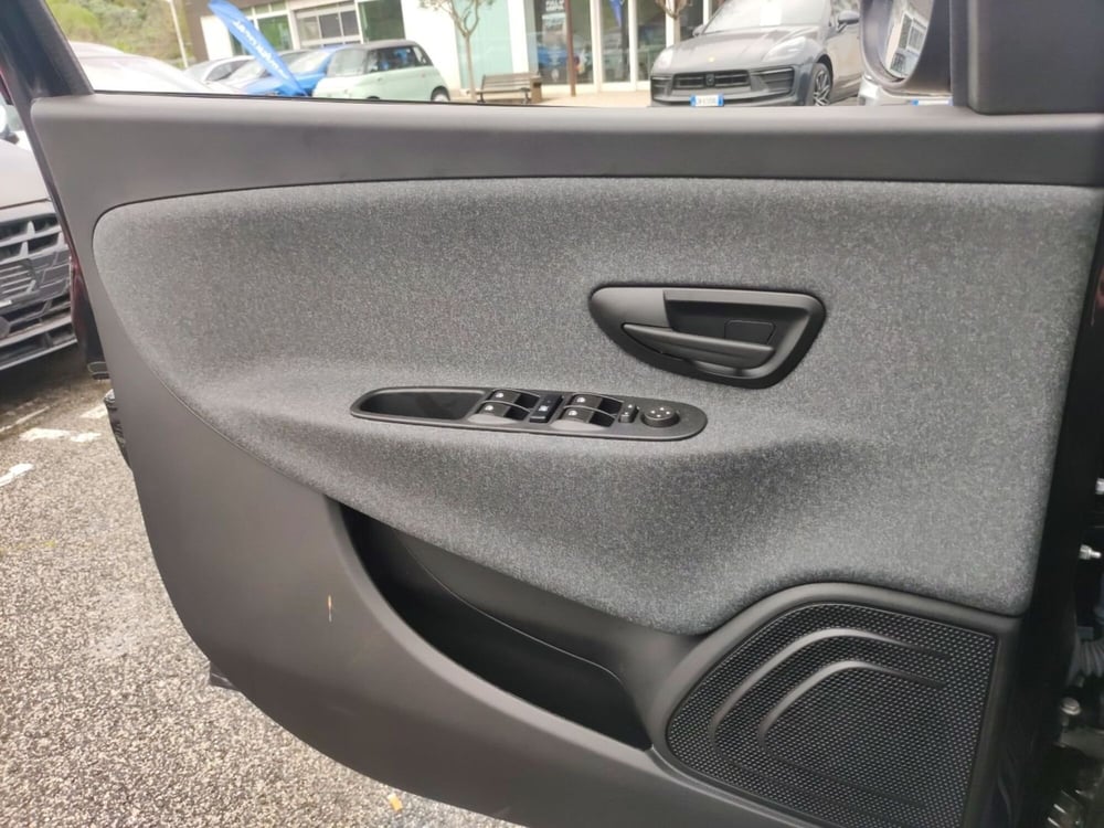 Lancia Ypsilon nuova a Latina (19)