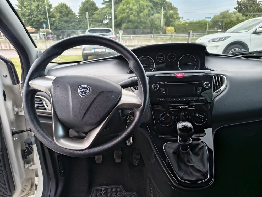 Lancia Ypsilon usata a Padova (11)