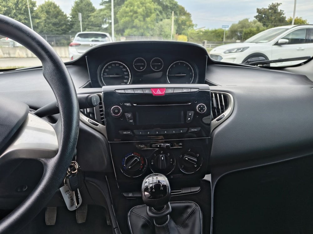 Lancia Ypsilon usata a Padova (12)
