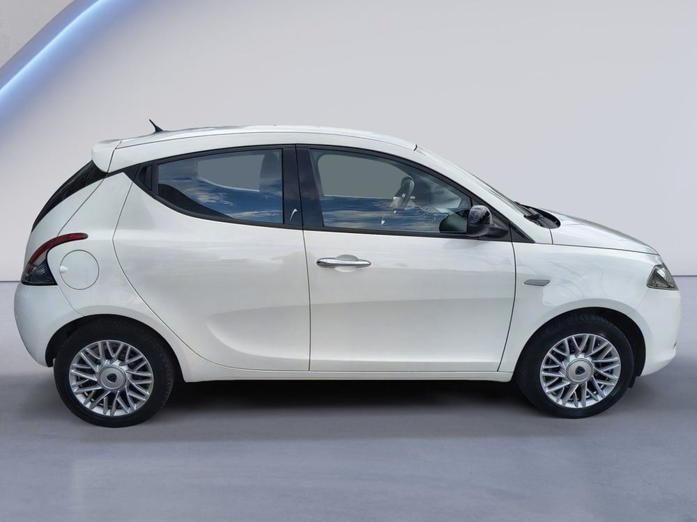 Lancia Ypsilon usata a Padova (7)