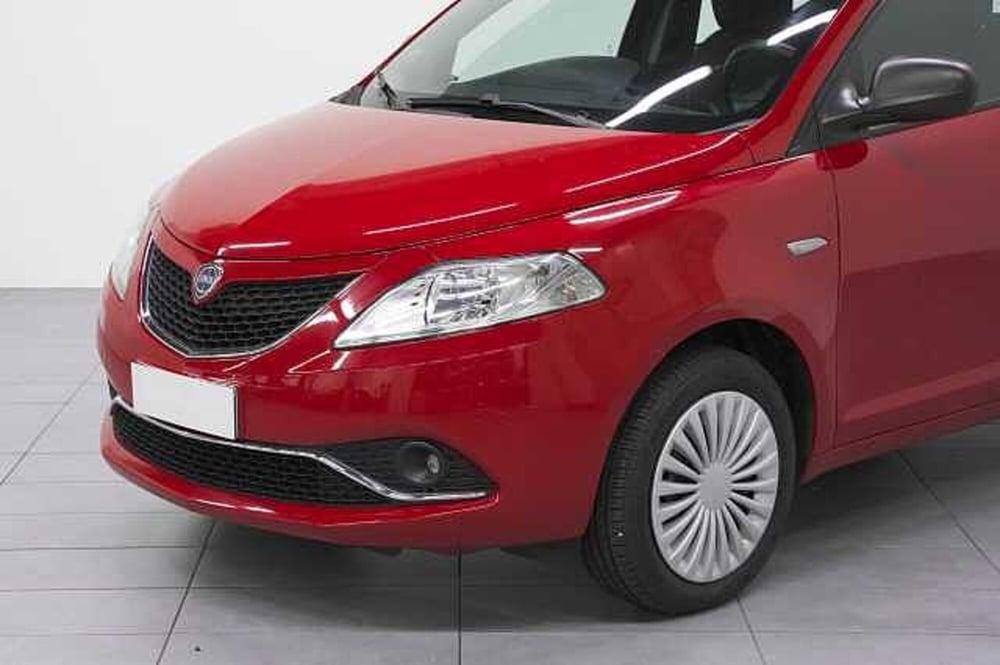 Lancia Ypsilon usata a Como (12)