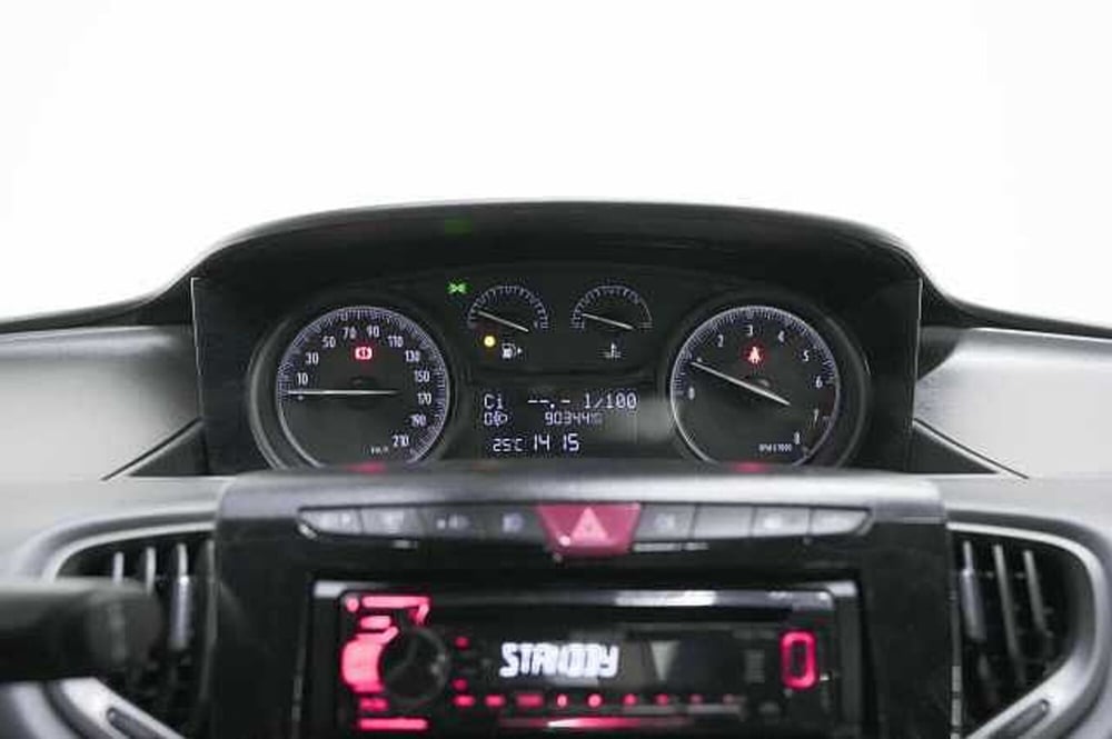 Lancia Ypsilon usata a Como (16)