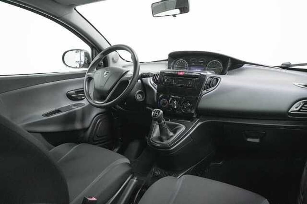 Lancia Ypsilon usata a Como (6)