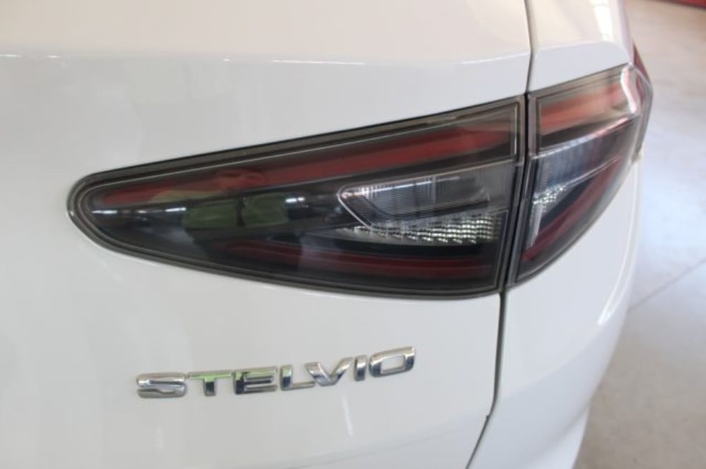 Alfa Romeo Stelvio usata a Terni (17)