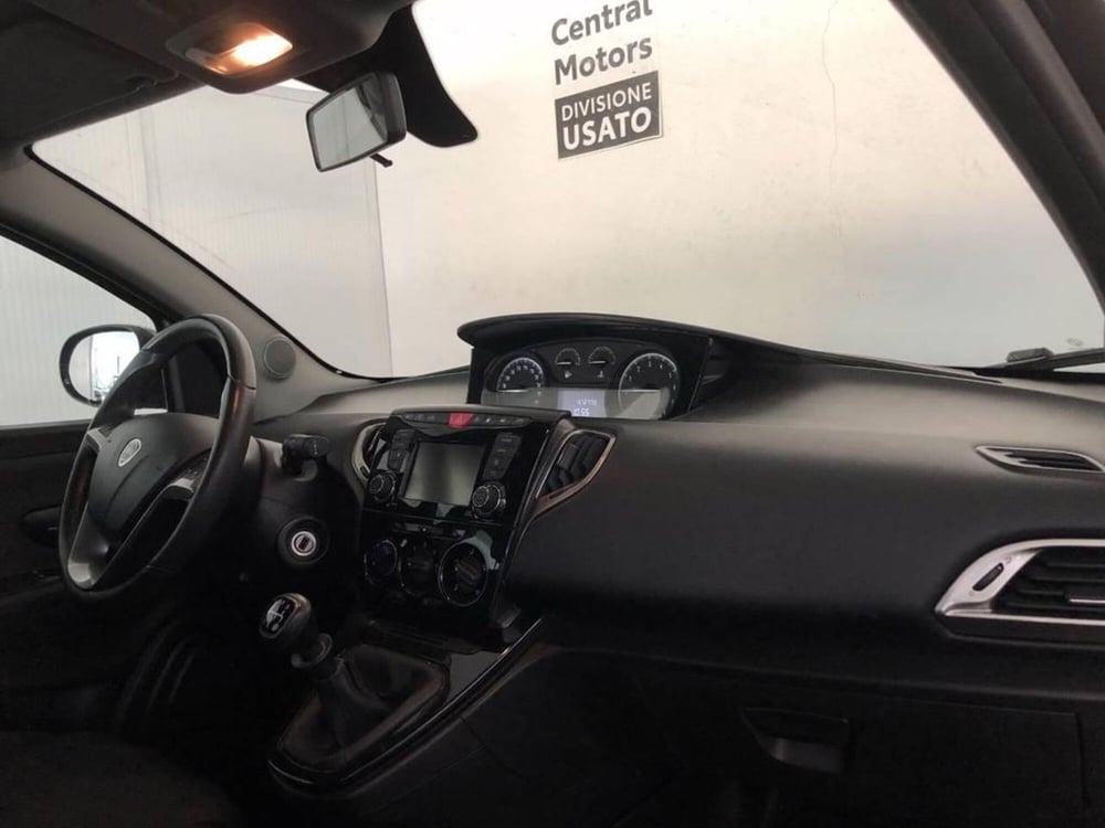Lancia Ypsilon usata a Torino (9)