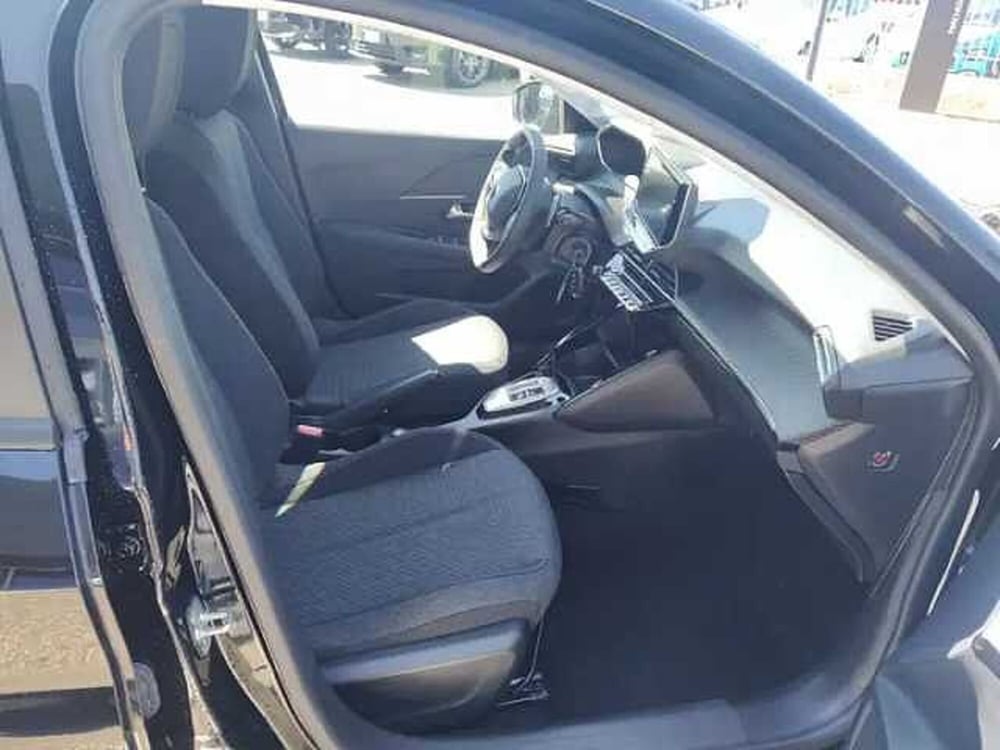 Peugeot 208 nuova a Milano (10)