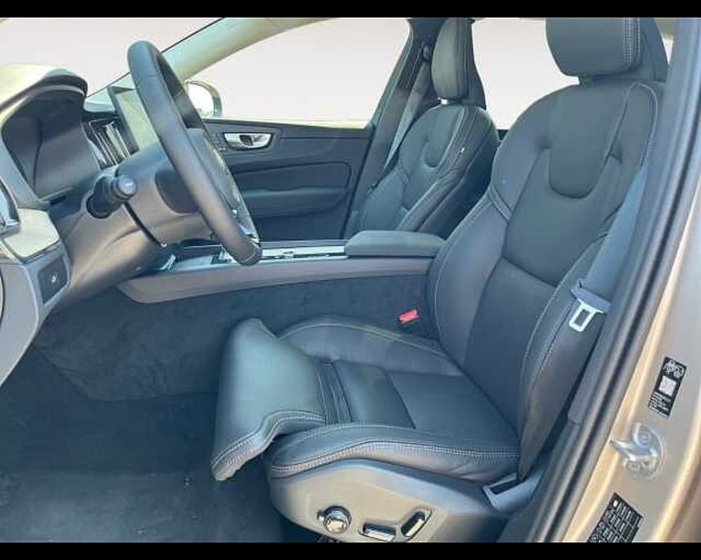 Volvo XC60 nuova a Ravenna (10)