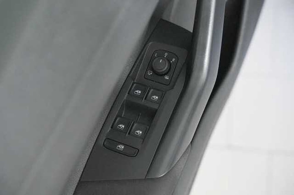 Volkswagen Taigo usata a Como (13)