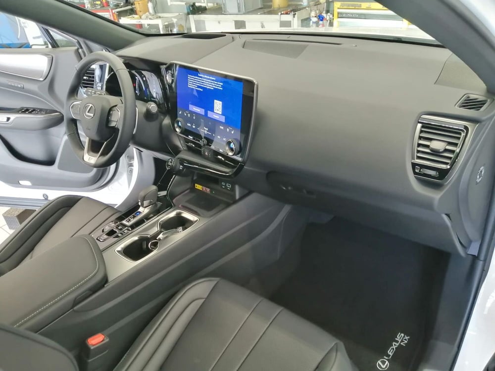 Lexus NX nuova a Como (6)