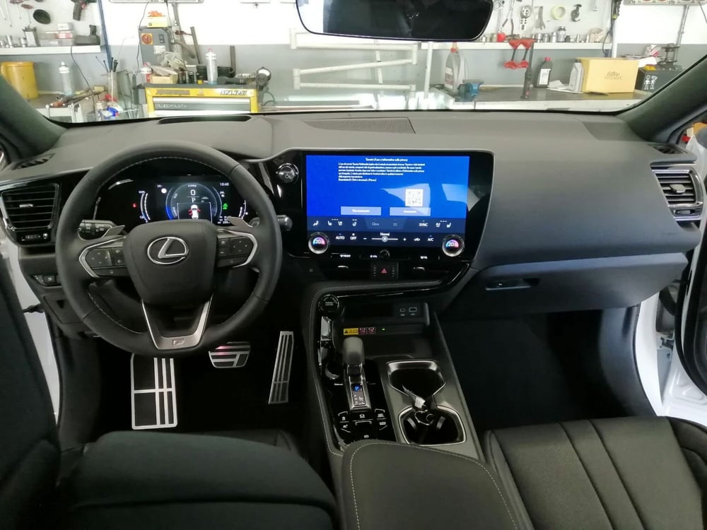 Lexus NX nuova a Como (7)