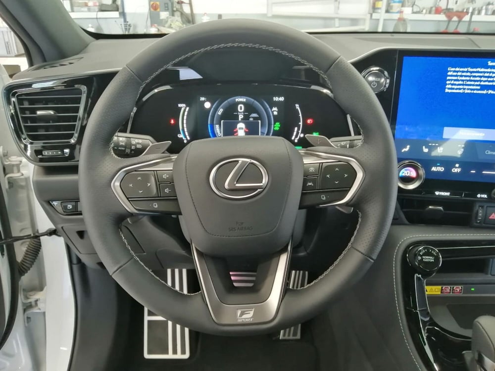 Lexus NX nuova a Como (8)