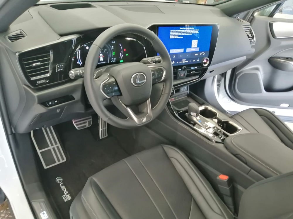 Lexus NX nuova a Como (9)
