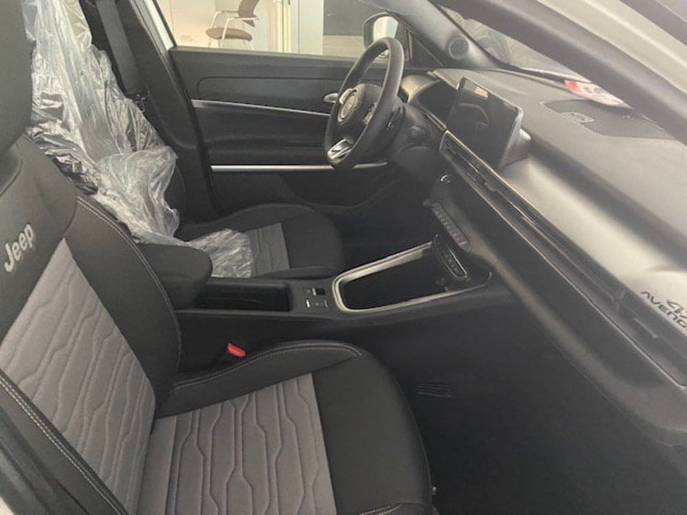 Jeep Avenger nuova a Benevento (16)