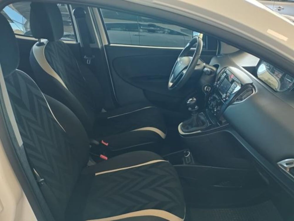 Lancia Ypsilon usata a Varese (13)