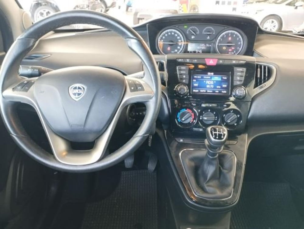 Lancia Ypsilon usata a Varese (9)