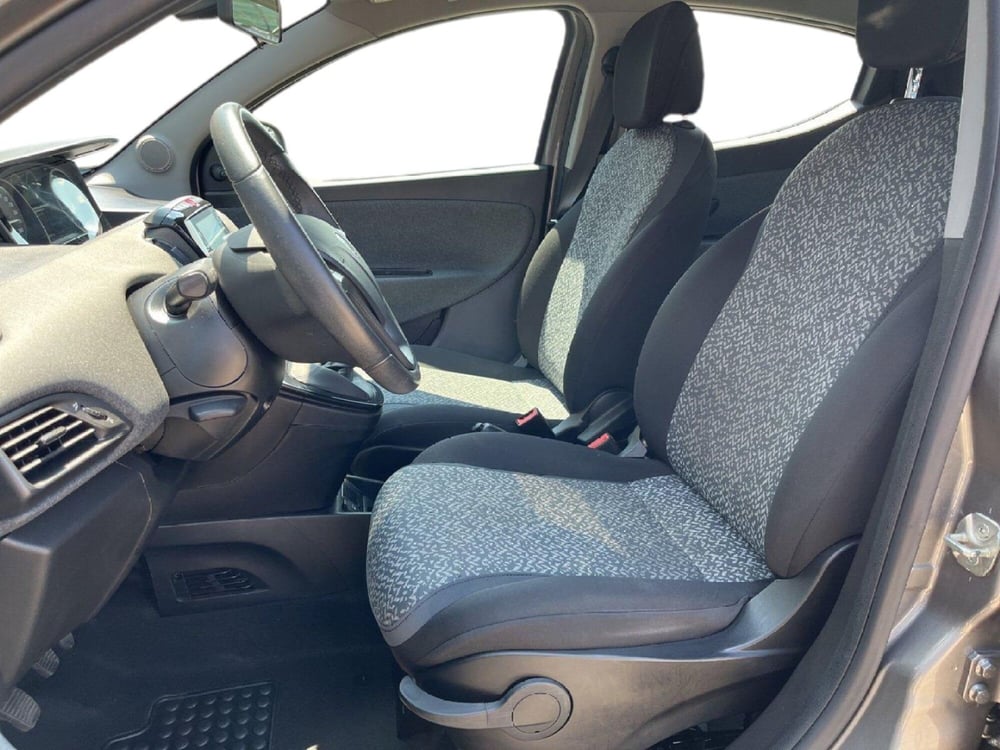 Lancia Ypsilon usata a Torino (10)
