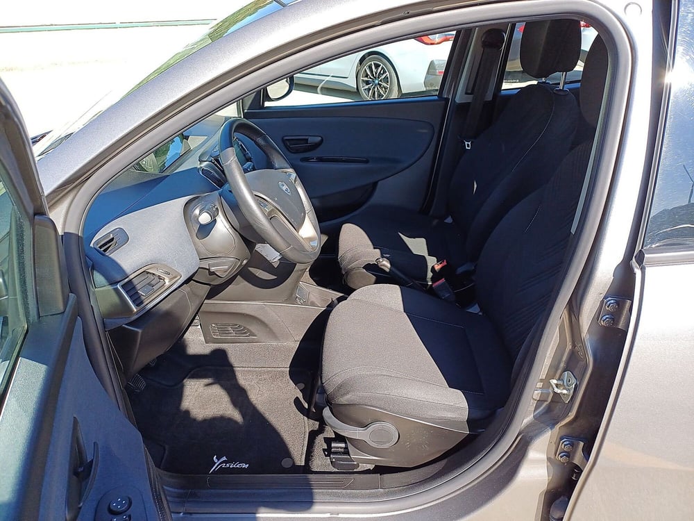 Lancia Ypsilon usata  (6)