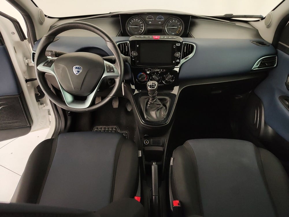 Lancia Ypsilon usata a Caserta (14)
