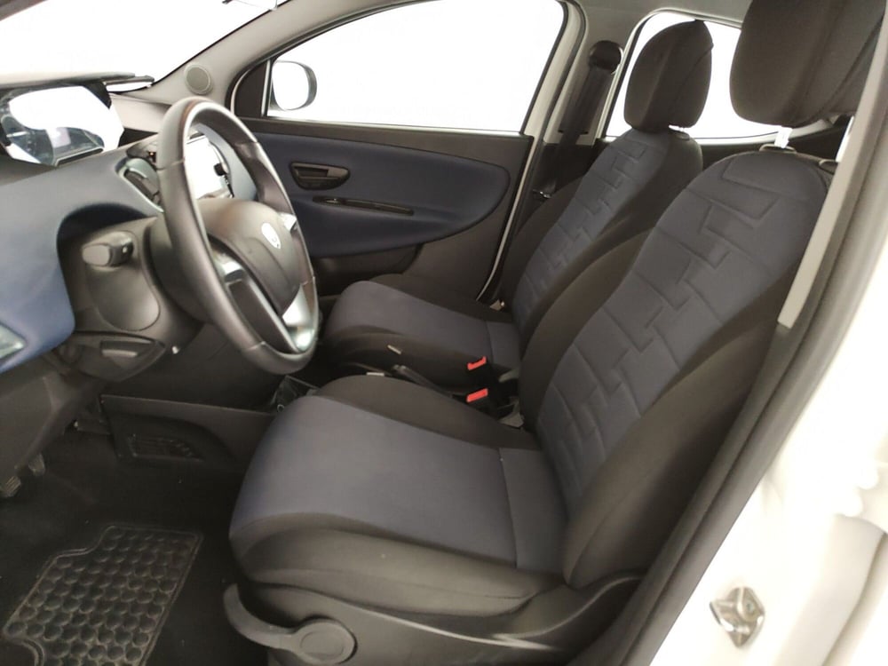 Lancia Ypsilon usata a Caserta (15)