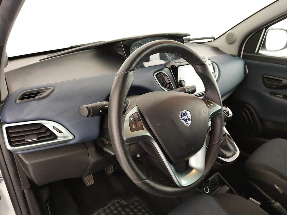 Lancia Ypsilon usata a Caserta (19)