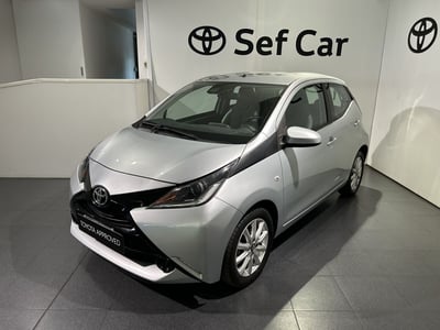 Toyota Aygo Connect 1.0 VVT-i 72 CV 5 porte x-play MMT del 2021 usata a Milano