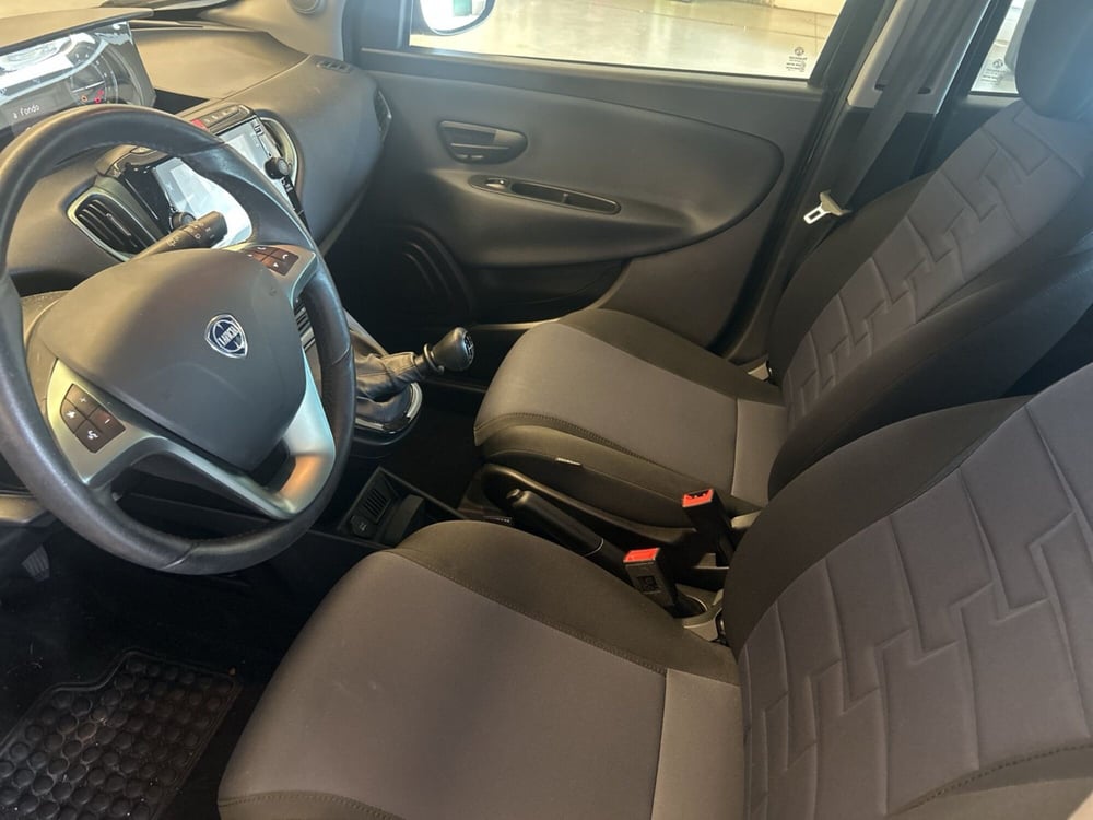 Lancia Ypsilon usata a Bergamo (15)