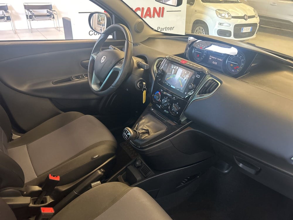 Lancia Ypsilon usata a Bergamo (16)