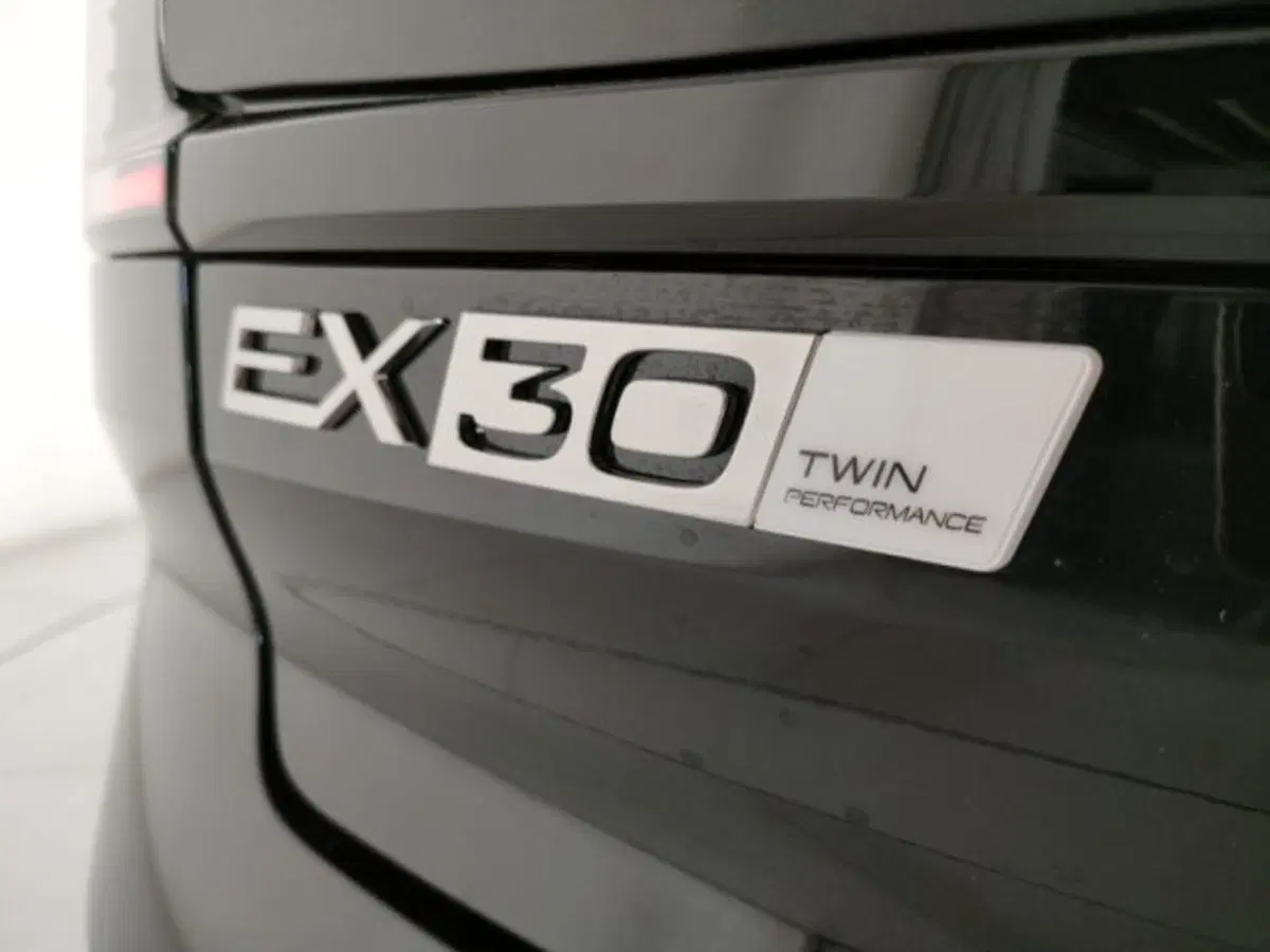 Volvo EX30 Cross Country nuova a Modena (17)