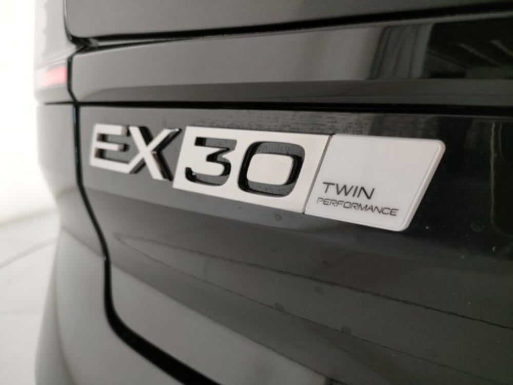 Volvo EX30 Cross Country nuova a Modena (17)