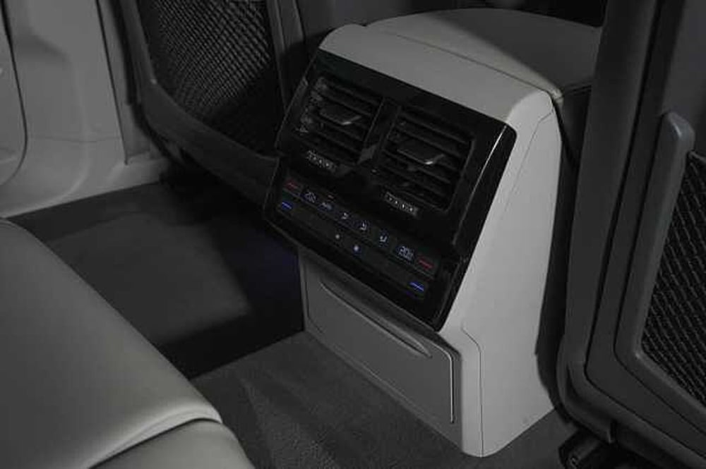 Volkswagen Touareg usata a Como (11)