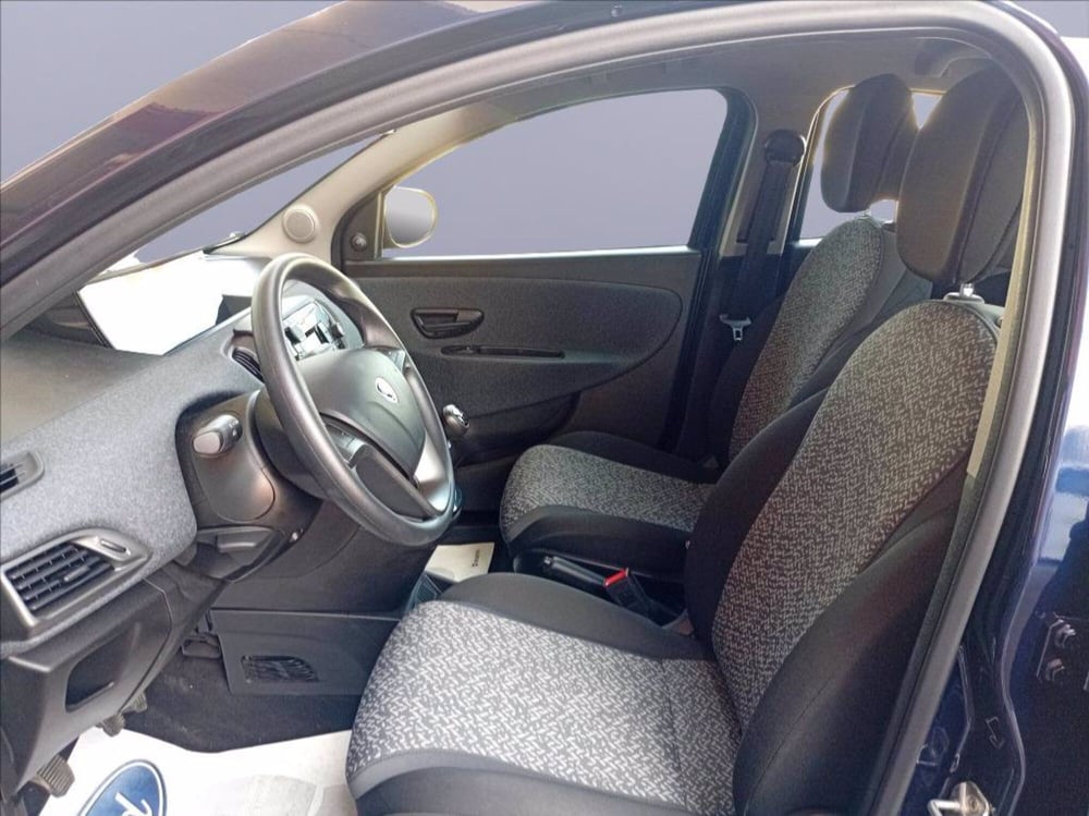 Lancia Ypsilon usata a Milano (11)