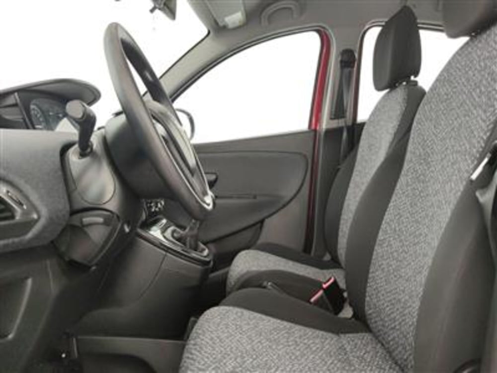 Lancia Ypsilon usata a Bari (13)