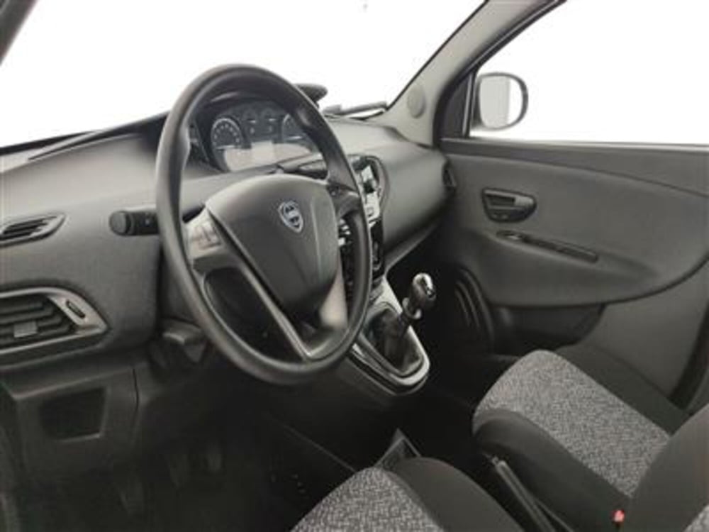 Lancia Ypsilon usata a Bari (14)